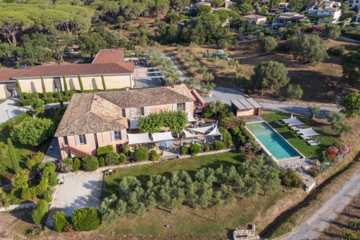 Le Clos des Roses - Audio Tour & Petanque - Bonjour Fun