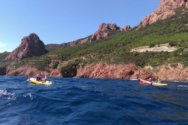 Sea kayak rental along the Esterel coast - Bonjour Fun