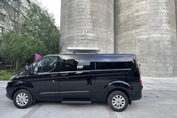 Vehicle and chauffeur at your service (6 to 8 hrs - Day) - Bonjour Fun