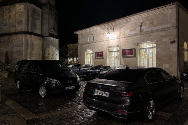 Vehicle and chauffeur at your service (6/8 hrs - Night) - Bonjour Fun