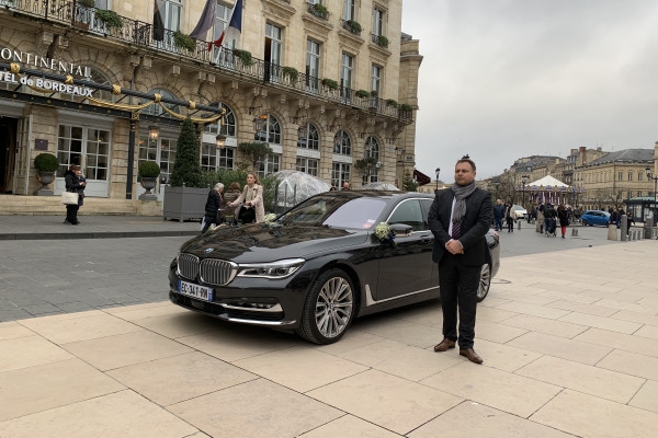 Vehicle and chauffeur at your service (6/8 hrs - Night) - Bonjour Fun