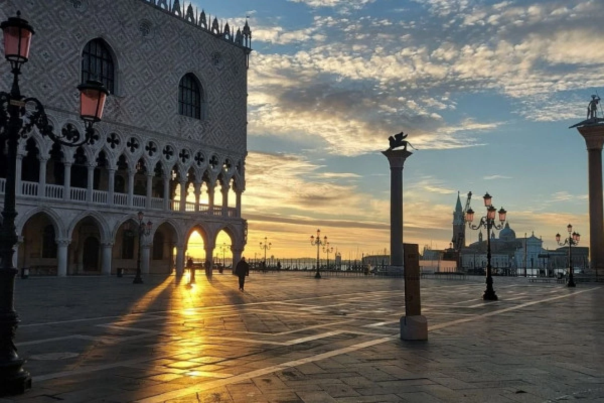 MORNING WALK - DESERT VENICE - Bonjour Fun