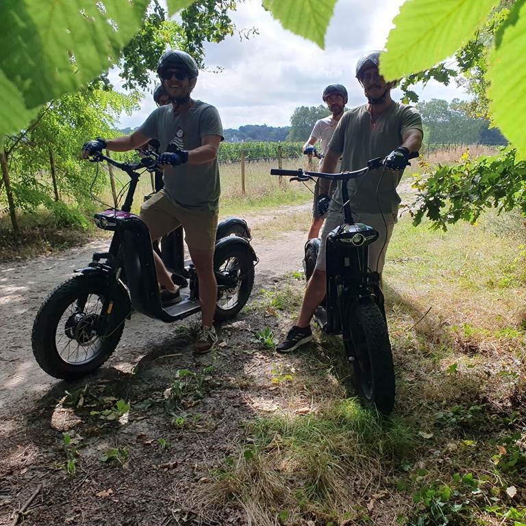 Nouveau au départ du château Haut Nouchet, offrez-vous une balade en trottinette  dans les vignobles, suivie d'une dégustation de 5 vins (2h00), avec options dégustation gourmande possible - Bonjour Fun