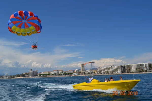 Water games : Parasailing - Bonjour Fun