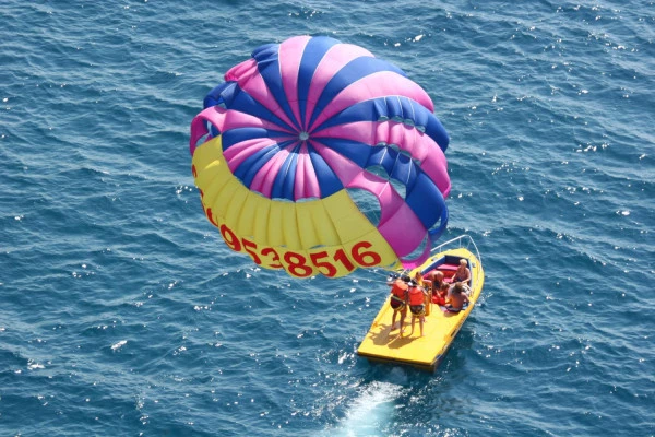 Water games : Parasailing - Bonjour Fun