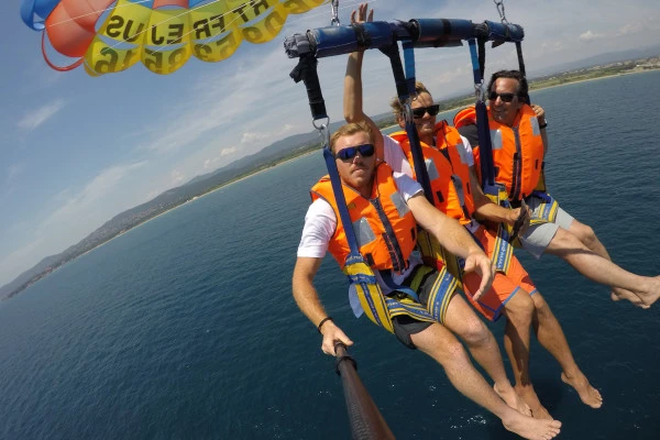 Water games : Parasailing - Bonjour Fun