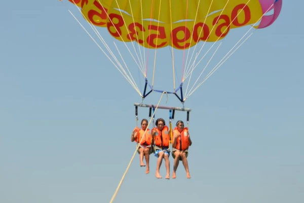 Water games : Parasailing - Bonjour Fun