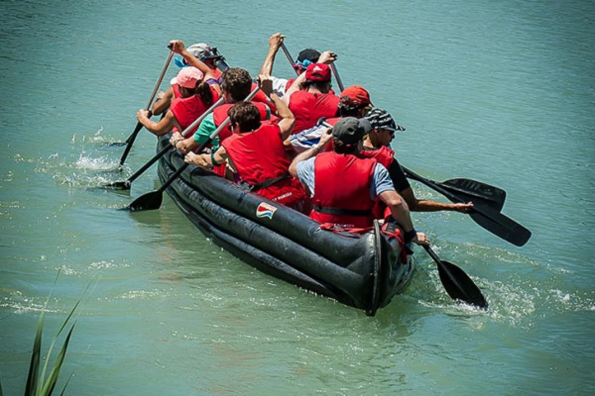 Giant Pirogue Rental - Bonjour Fun