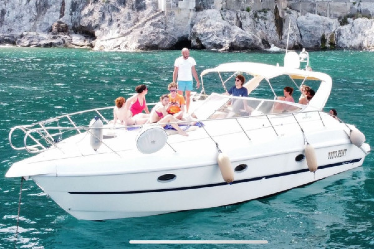 Private boat tour of the Amalfi Coast on yacht Cranchi Zaffiro 34 - Bonjour Fun