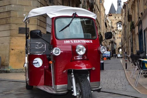 Private guided tour of Bordeaux by electric Tuk Tuk WEB - Bonjour Fun