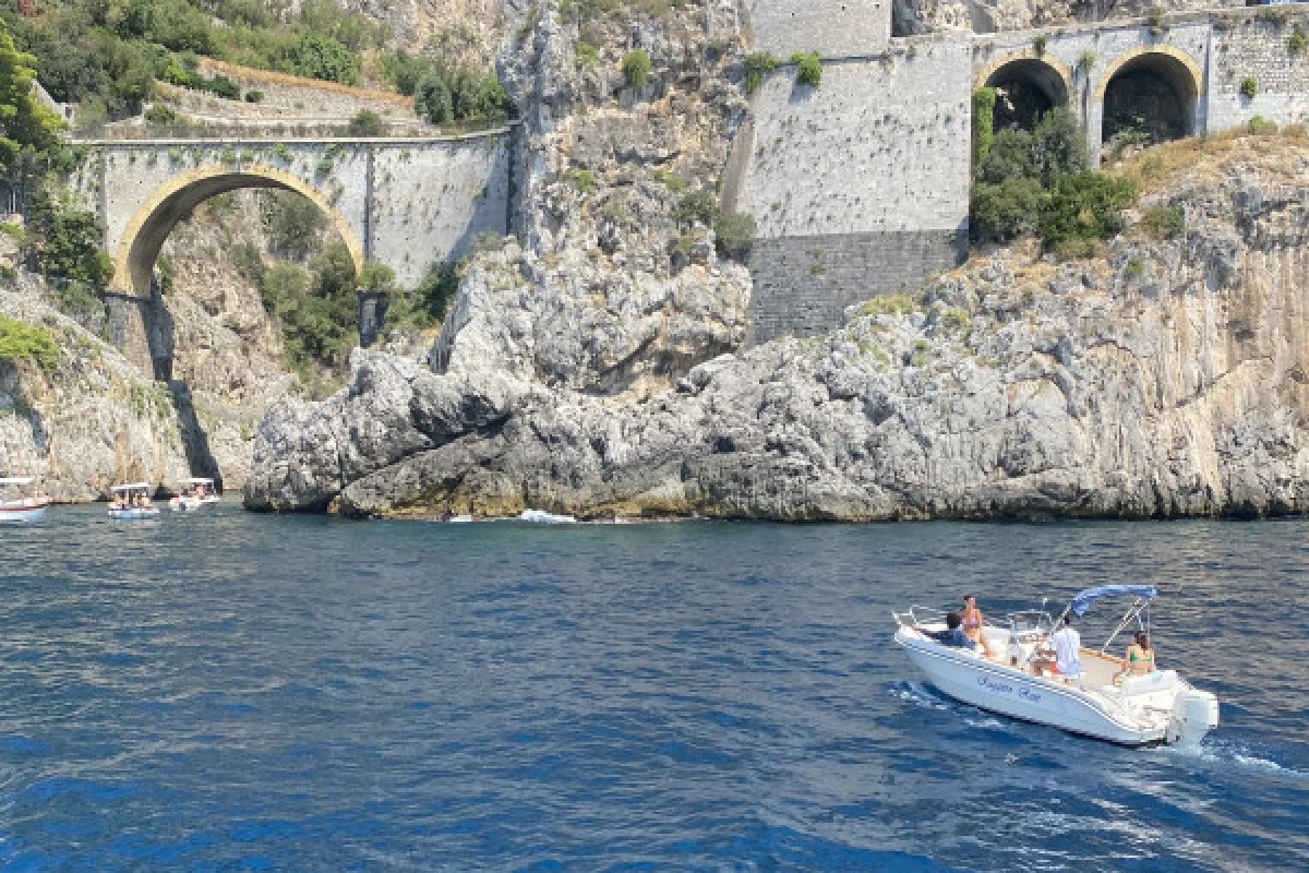 Private tour by 40cv boat from Salerno to Amalfi and Positano - Bonjour Fun