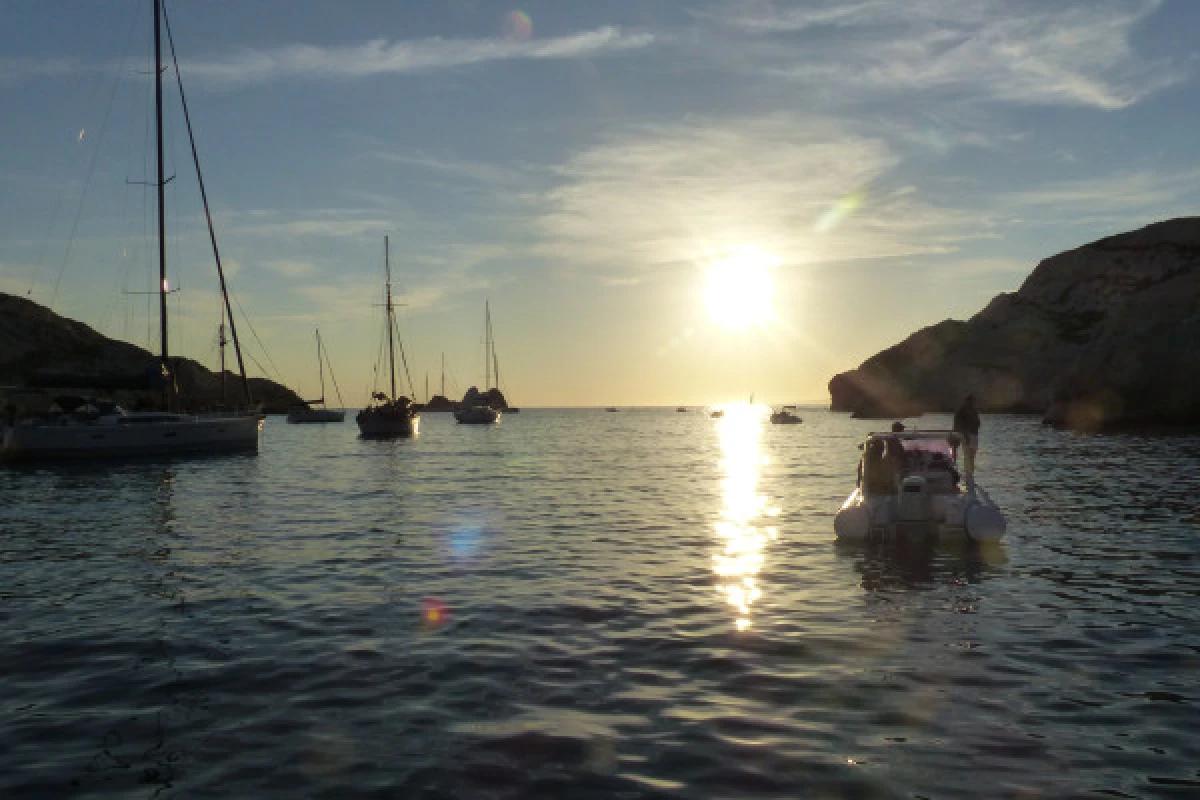 Boat privatization – Enjoy the sunset off Marseille - sweet prices of the mild season - Bonjour Fun