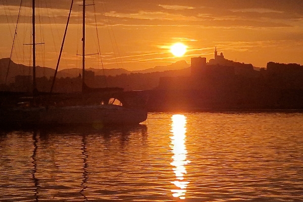 Boat privatization – Enjoy the sunset off Marseille - sweet prices of the mild season - Bonjour Fun