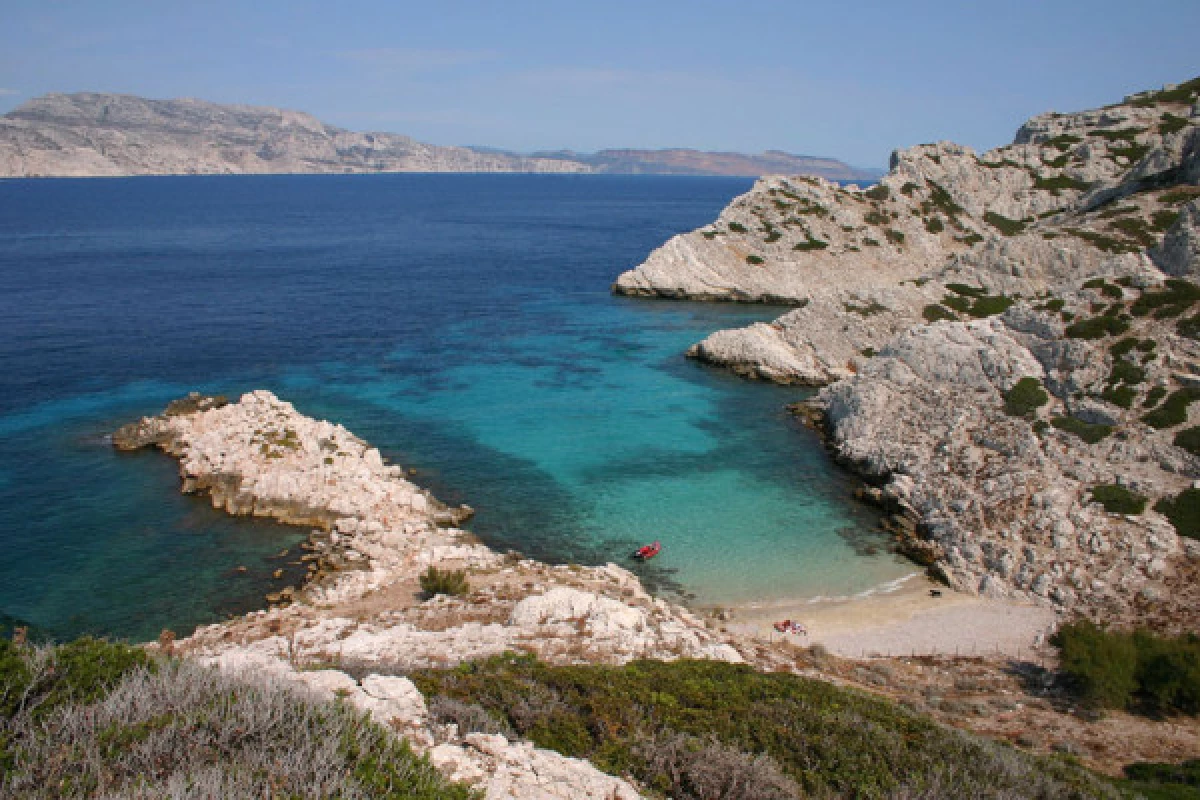 Boat privatization – Discovering the Côte Bleue calanques - Bonjour Fun