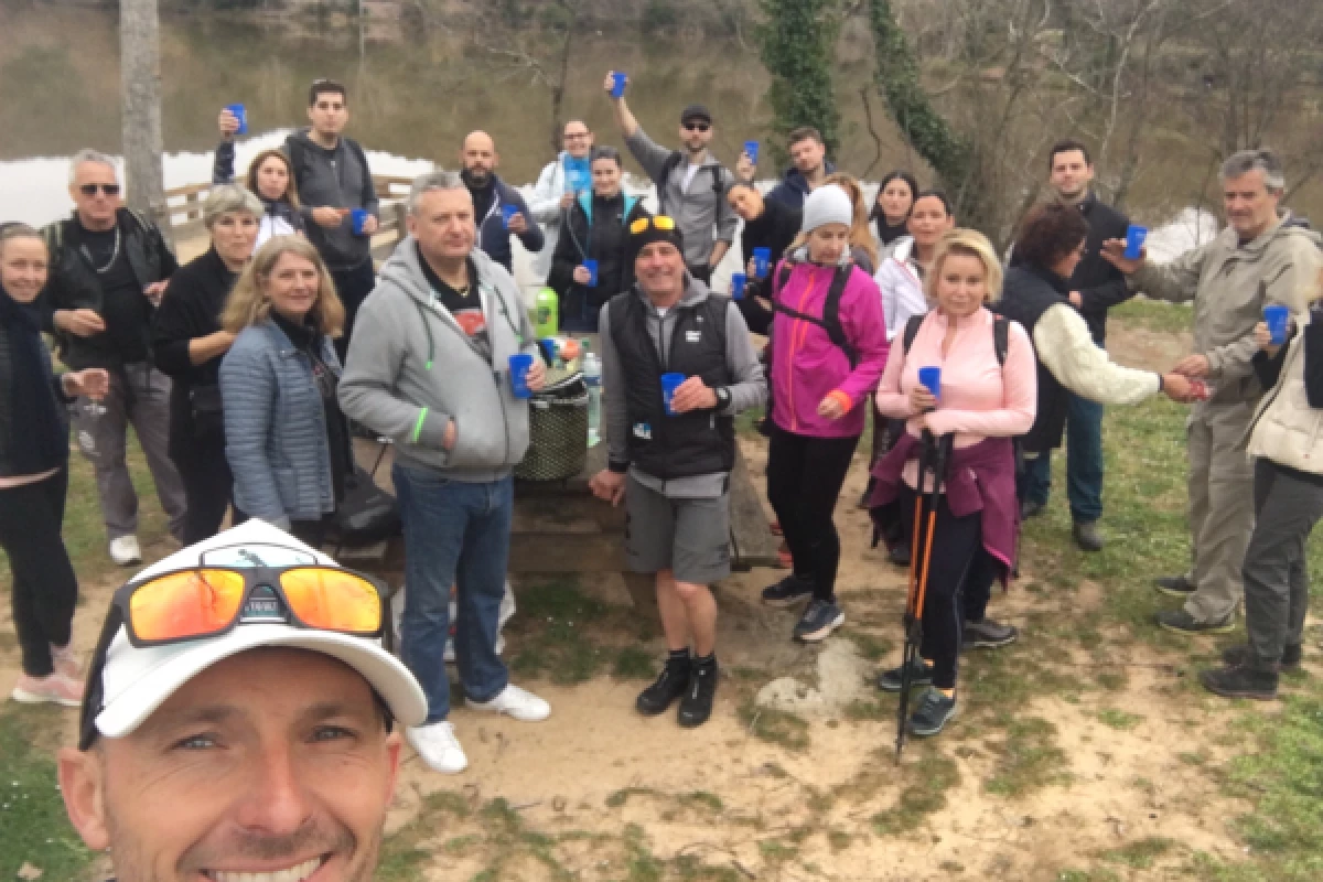 Guided hike with aperitif - Bonjour Fun