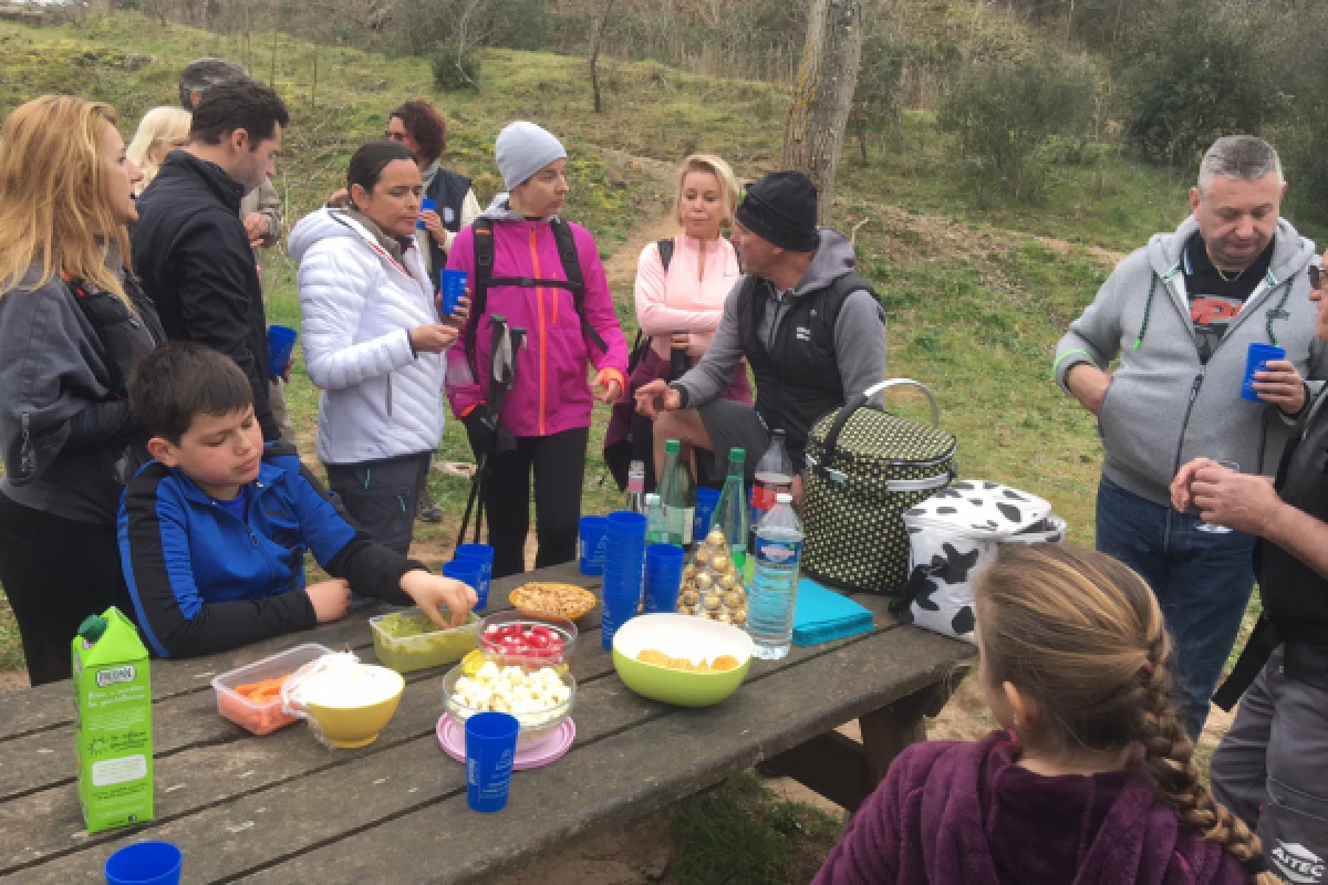 Guided hike with aperitif - Bonjour Fun