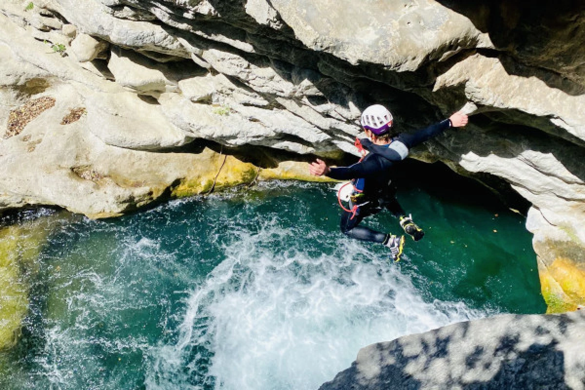 Walk and aquatic hike in the Gorges du Loup - Bonjour Fun