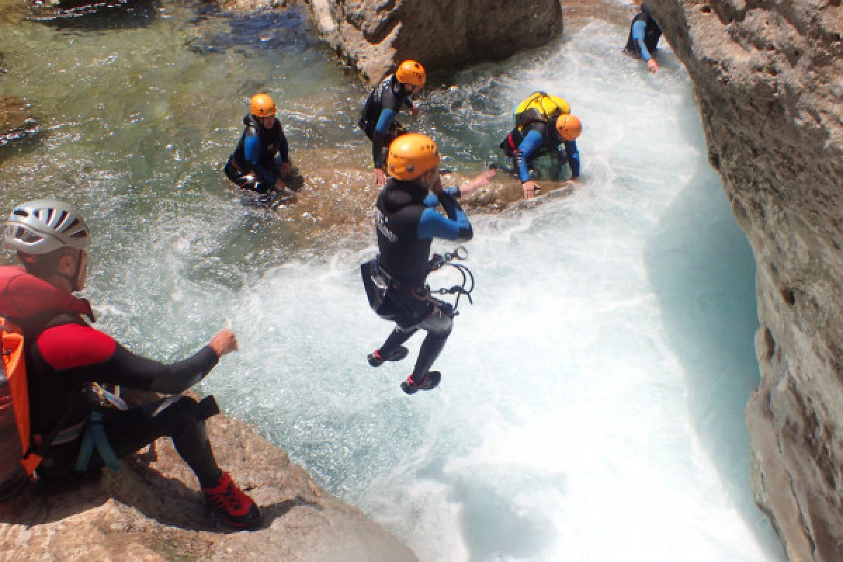 Aquatic Hike - Gorges du Loup - Bonjour Fun