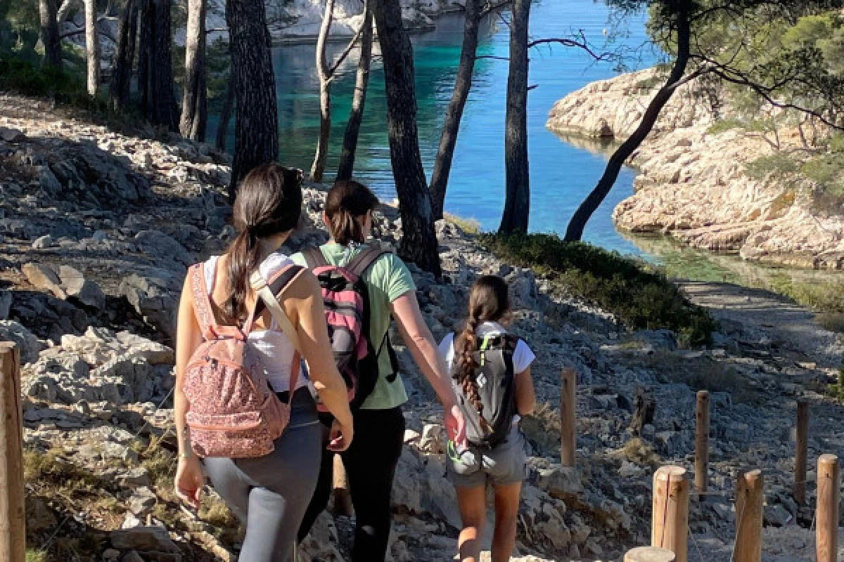 Hiking Calanques Cassis : Port-Miou, Port-Pin & En-Vau - Bonjour Fun