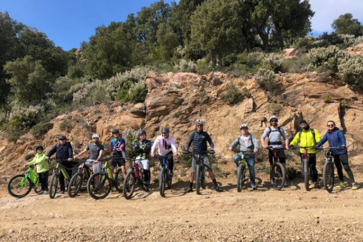 Electric moutain bike excursion in Saint-Tropez gulf - Bonjour Fun