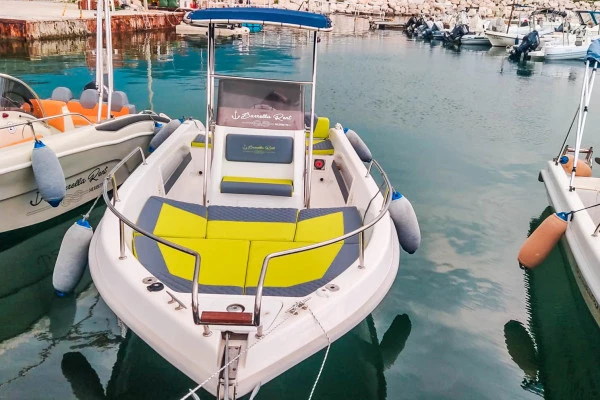 Rent a 40hp boat without a boat license in Salerno, Barrella Rent - Bonjour Fun