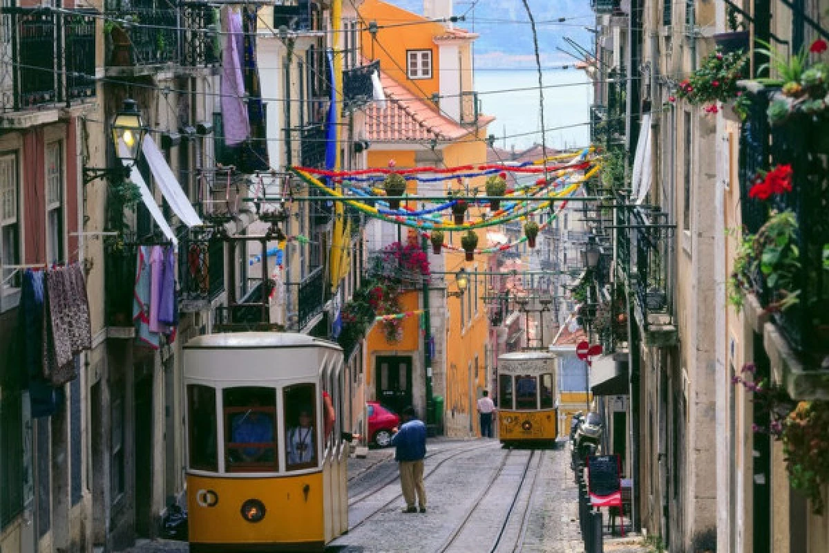 Romantic Lisbon Tuk Tuk Tour - Bonjour Fun