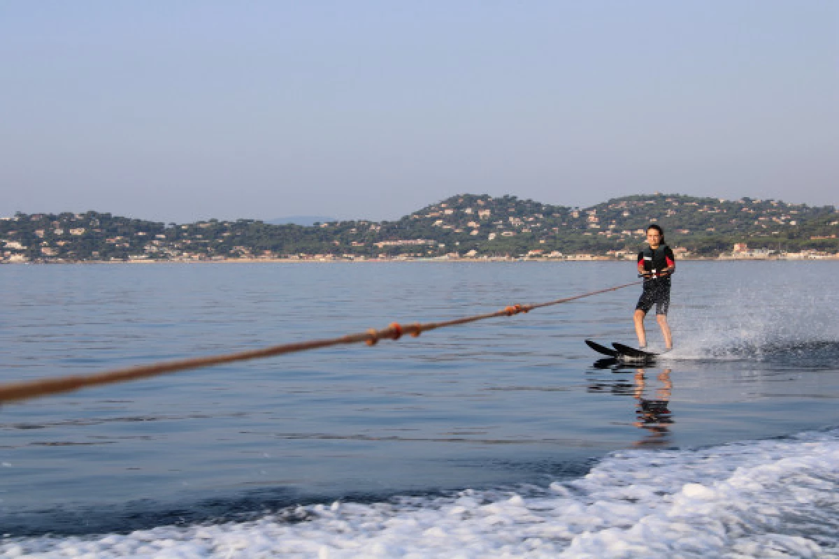 Water skiing and Wakeboarding - Bonjour Fun