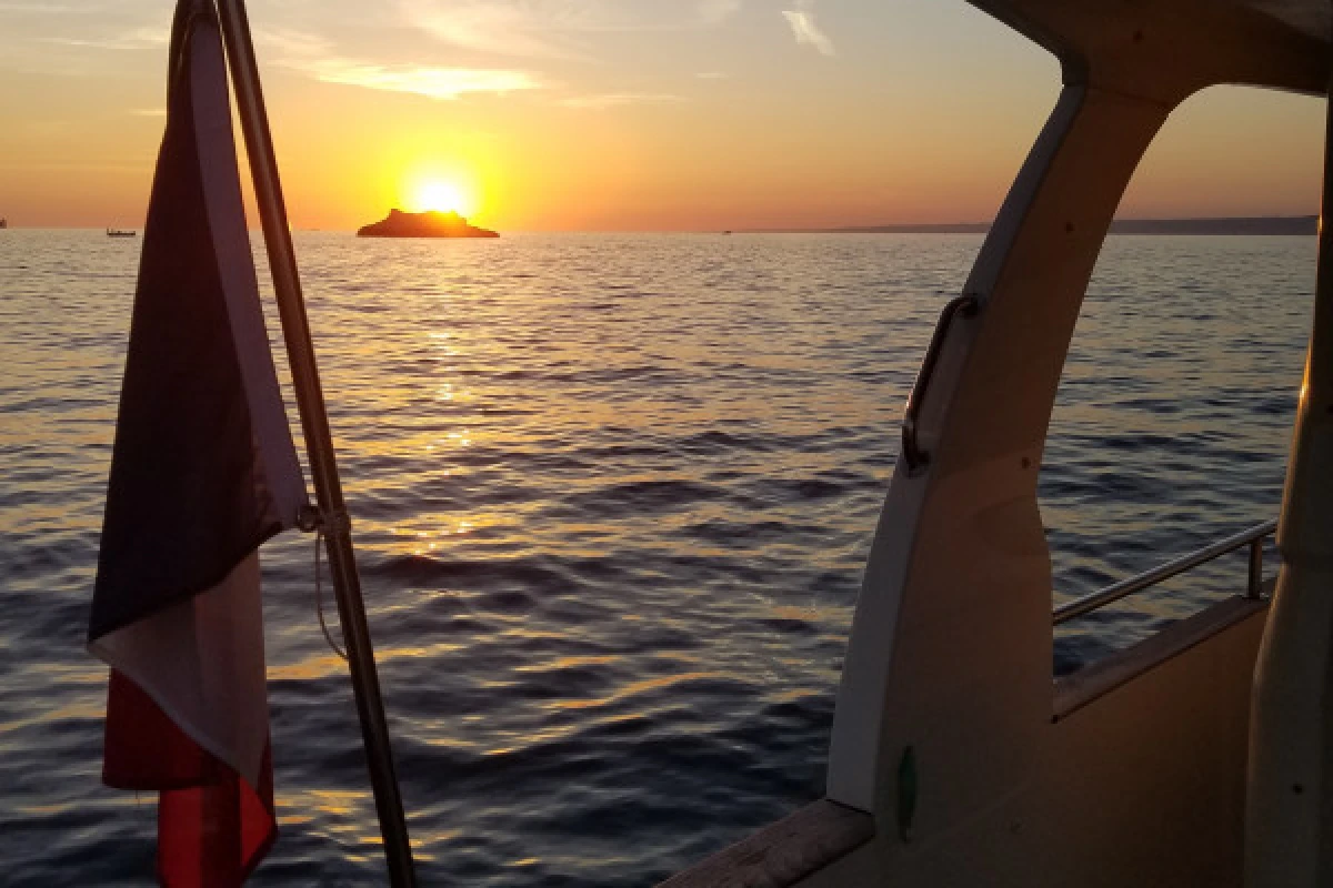 Evening cruise to the Islands - Quay of honnor Town Hall - Bonjour Fun