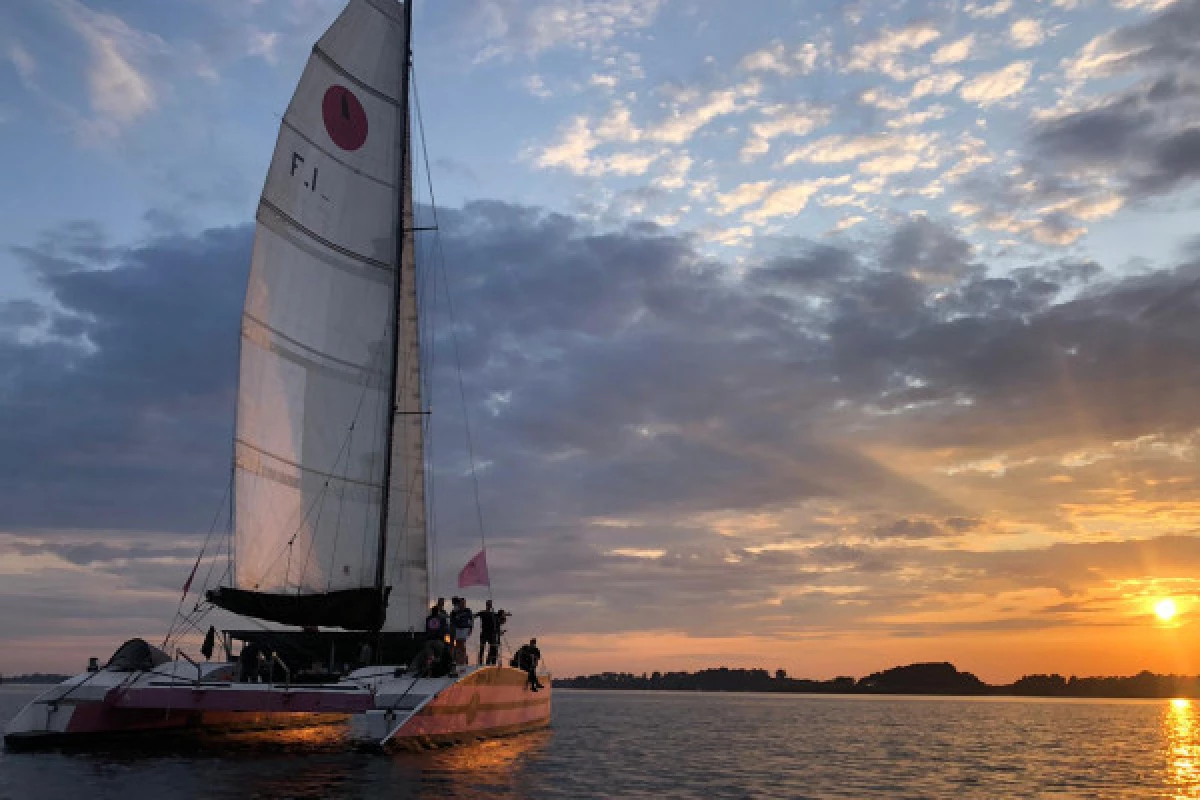 Catamaran sunset evening from Cavalaire - Bonjour Fun