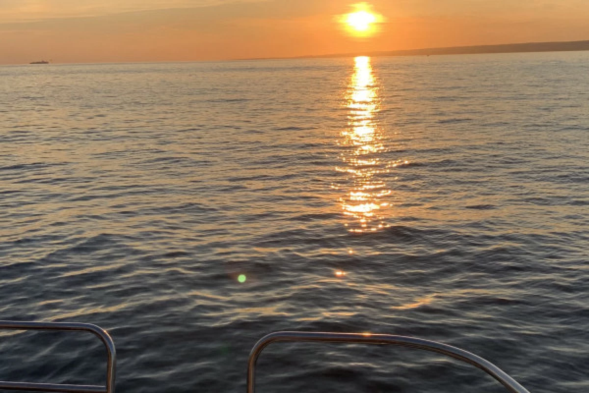 Evening cruise in the Calanques of the Frioul's Island RVD - Bonjour Fun