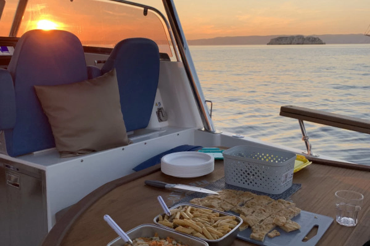 Evening cruise in the Calanques of the Frioul's Island RVD - Bonjour Fun