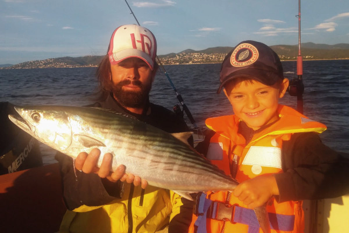 Coastal & familial fishing trip by boat - Bonjour Fun