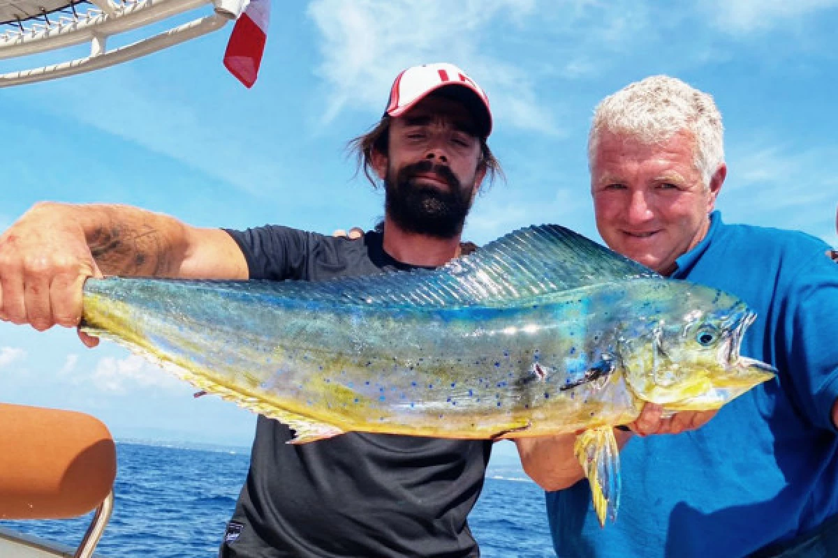 Coastal & familial fishing trip by boat - Bonjour Fun