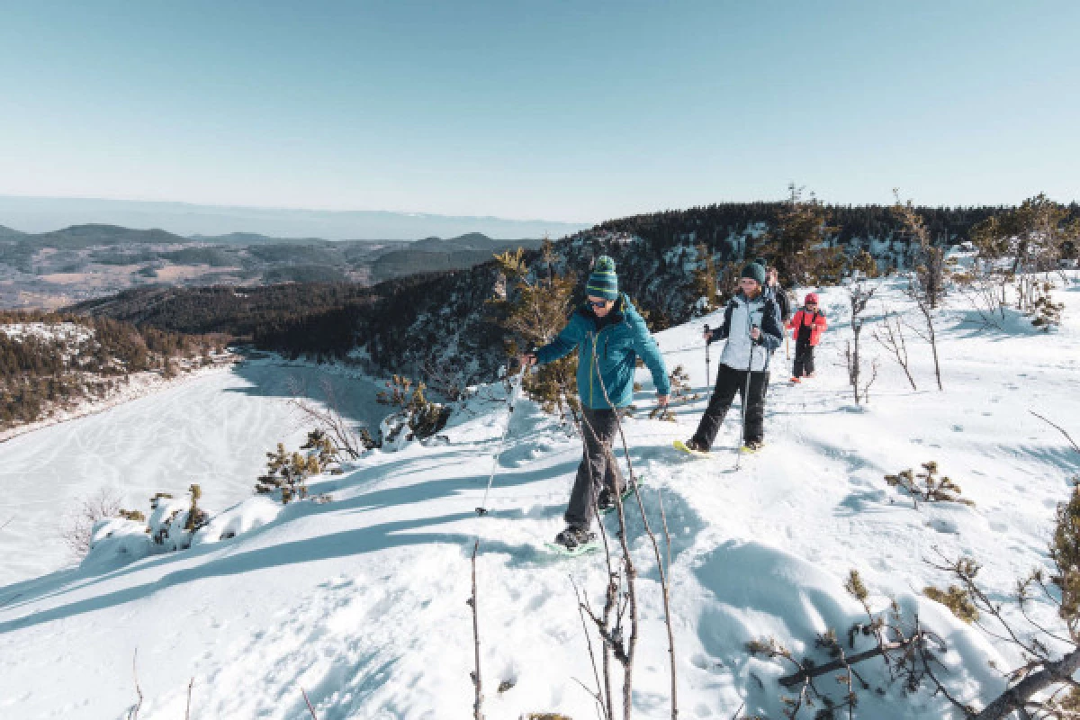 Family snowshoe outing - Bonjour Fun