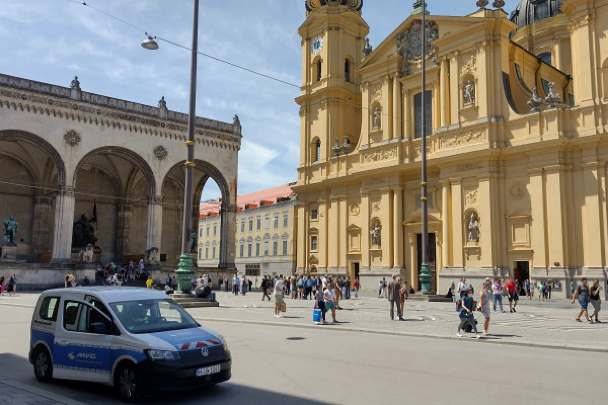 sightseeing by car - Bonjour Fun