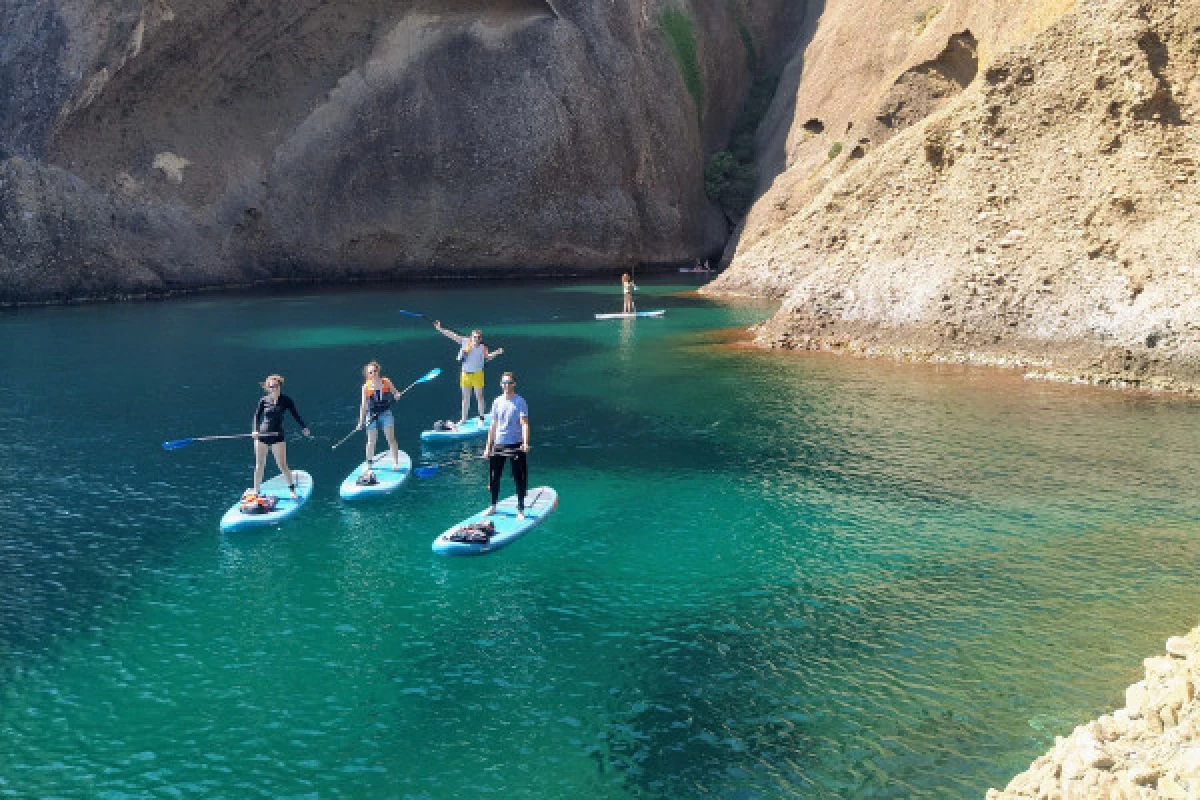 Stand-up paddle boarding in the Calanques of La Ciotat - Bonjour Fun