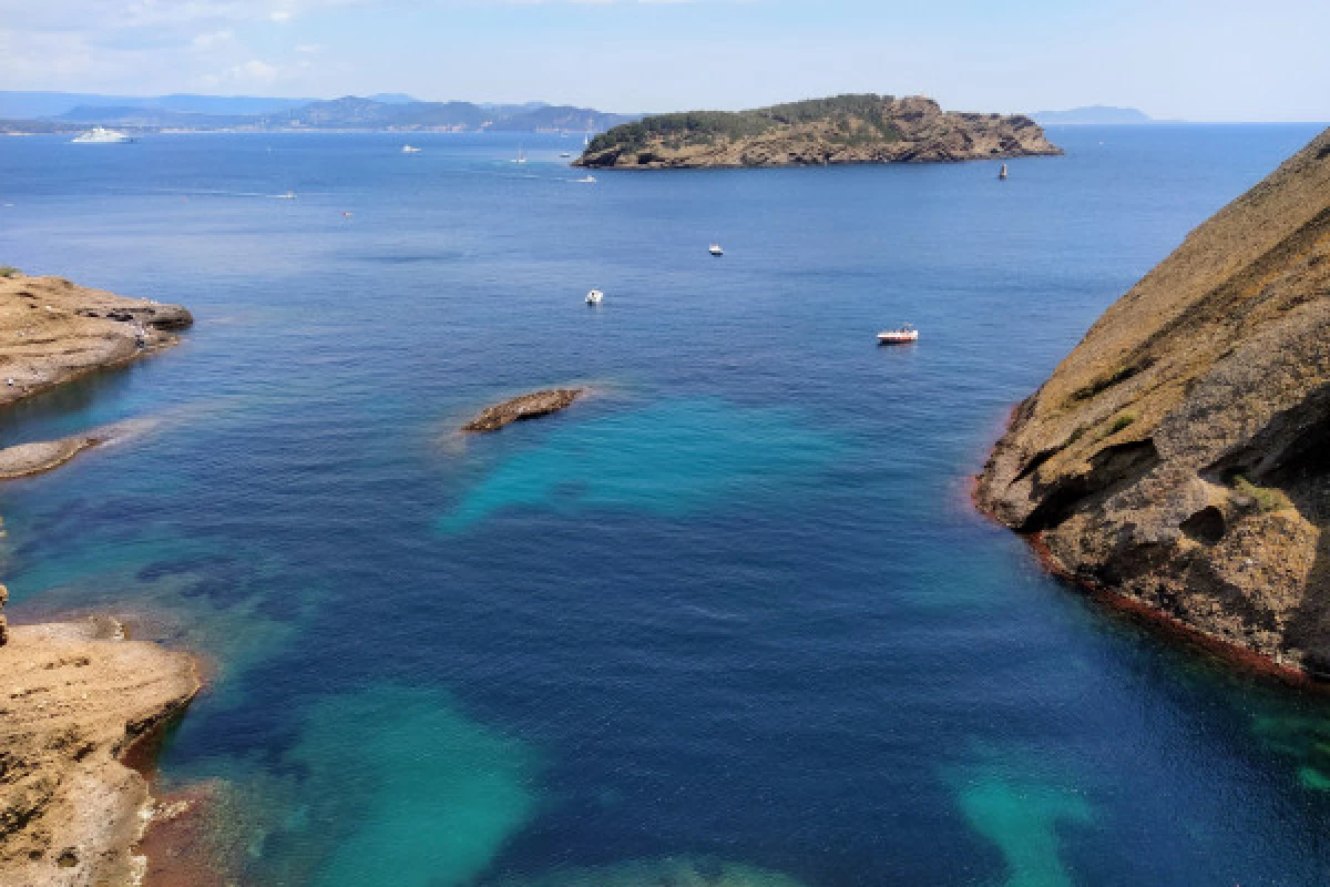 Stand-up paddle boarding in the Calanques of La Ciotat - Bonjour Fun