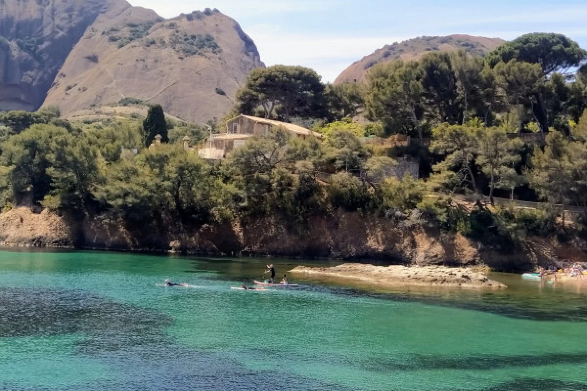 Stand-up paddle boarding in the Calanques of La Ciotat - Bonjour Fun