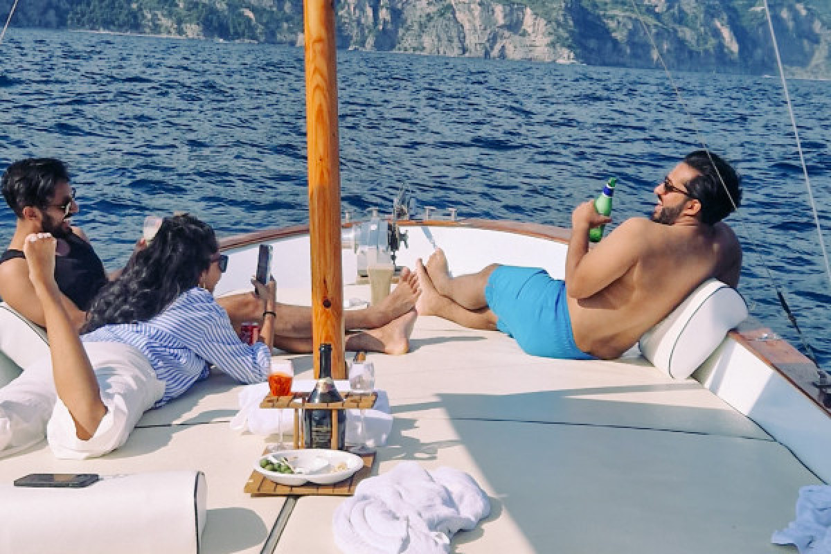 Tour from Positano, in Gozzo Aprea for an unforgettable day, Posi-boat - Bonjour Fun