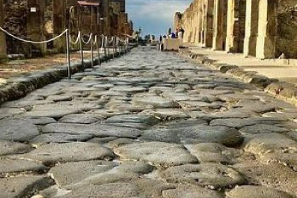 Tour Pompeii and Vesuvius from Naples - Group Tour - Bonjour Fun