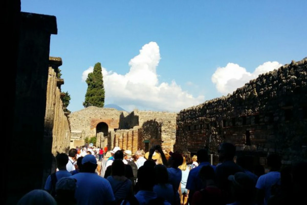 Tour Pompeii from Naples - Group Tour - Bonjour Fun