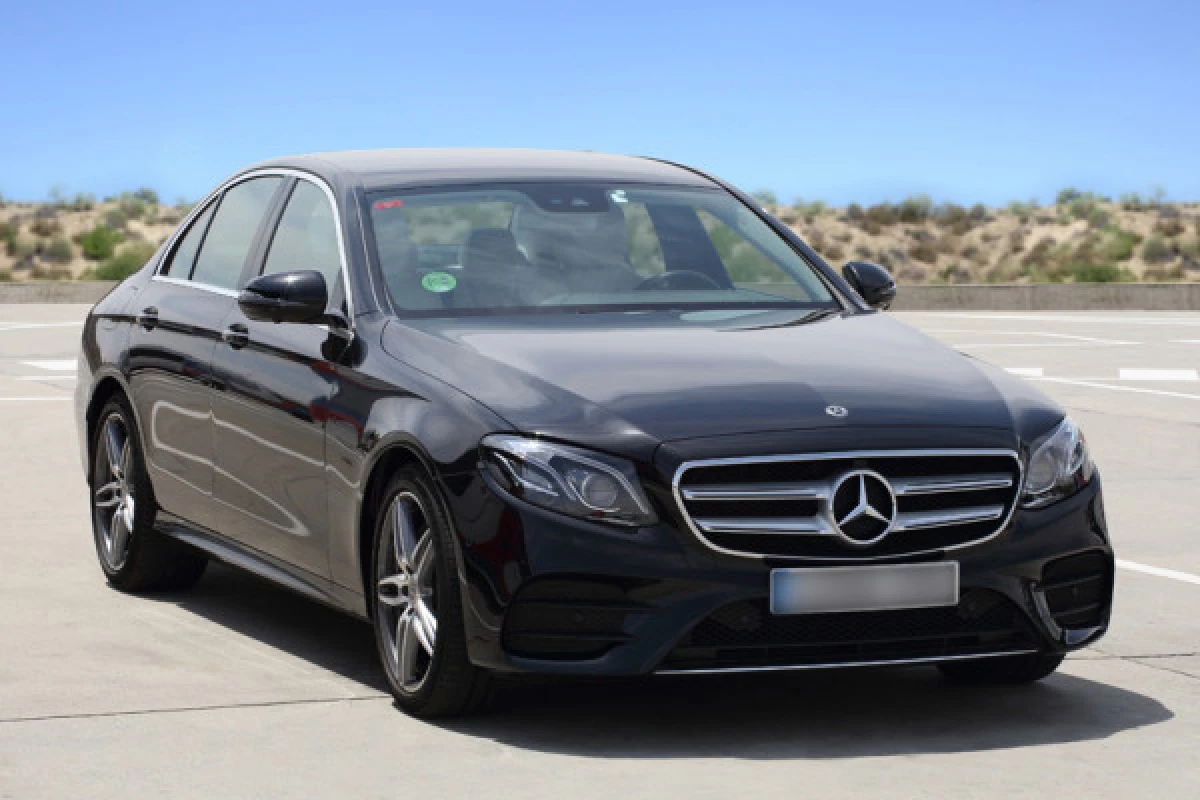 Private Transfer in Mercedes E Hotel Madrid to Airport - Bonjour Fun