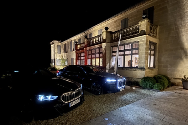 Vehicle and chauffeur at your service (6/8 hrs - Night) - Bonjour Fun