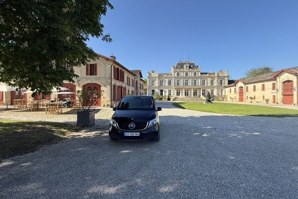 Vehicle and chauffeur at your service (6/8 hrs - Night) - Bonjour Fun