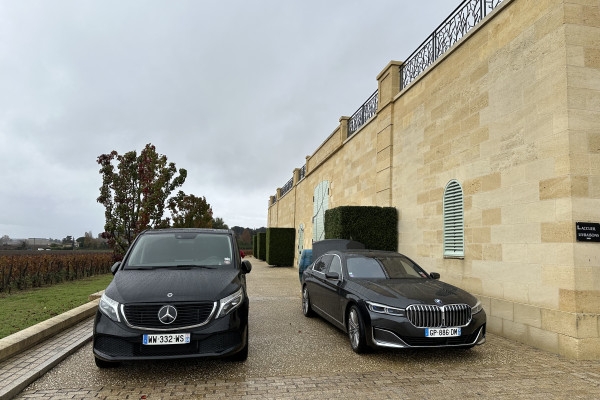 Vehicle and chauffeur at your service (6 to 8 hrs - Day) - Bonjour Fun