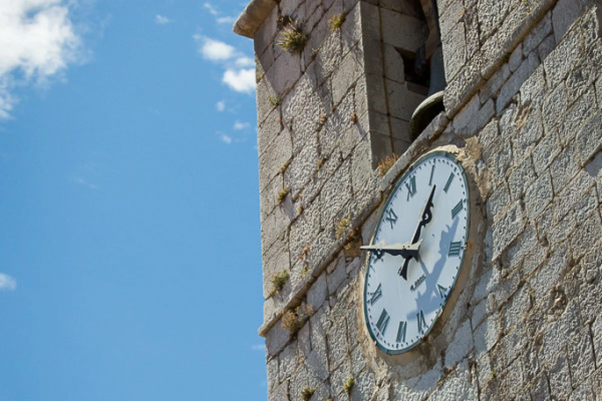 Guided tour of the village of Mons - Bonjour Fun