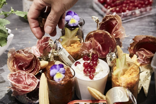 Immersive cellar tour, tasting and board meal - Bonjour Fun