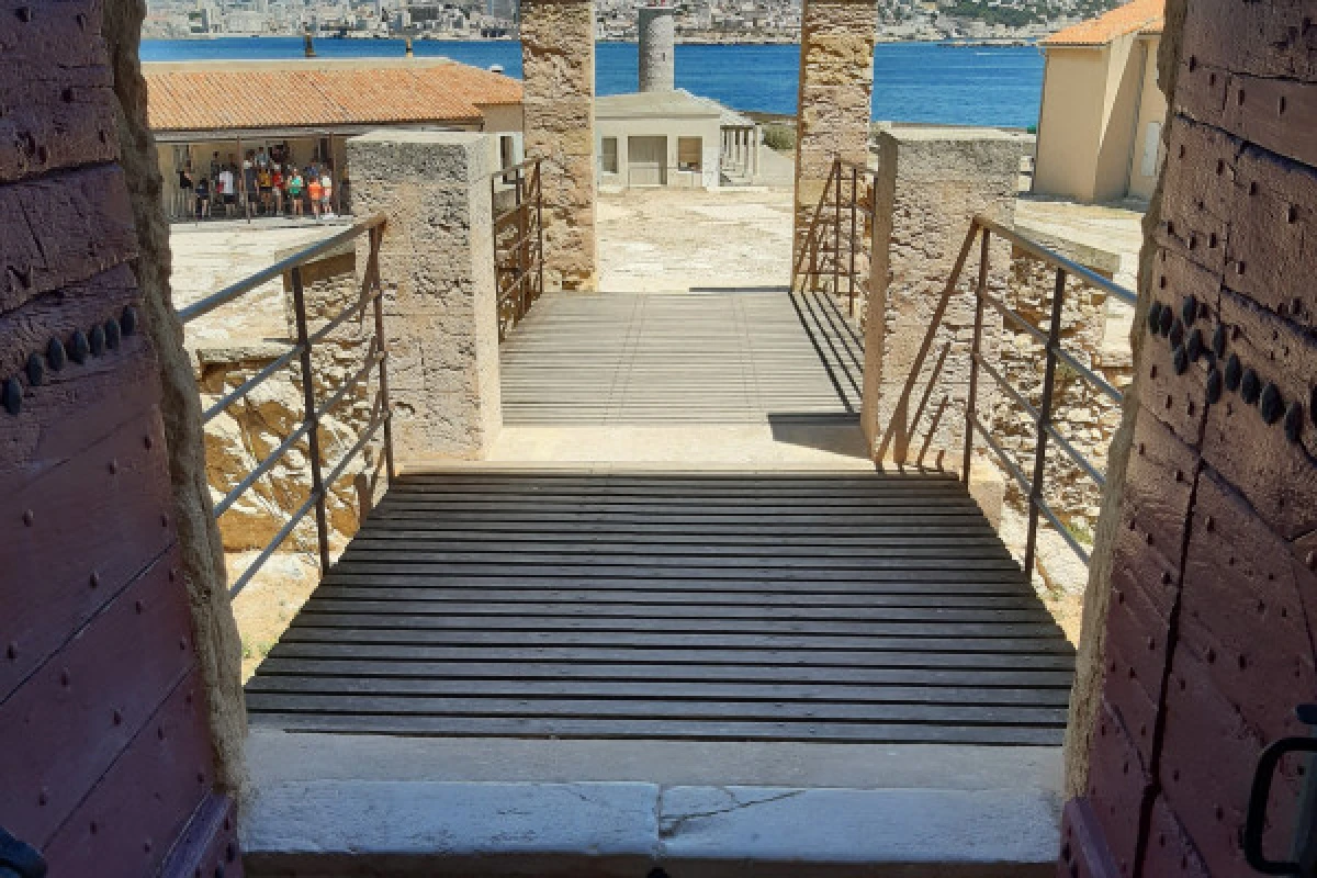 Visit the If Castle - Sea walking 3h tour - Bonjour Fun