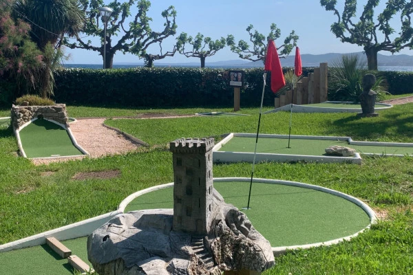 Mini golf in Saint Raphael with sea view - Bonjour Fun