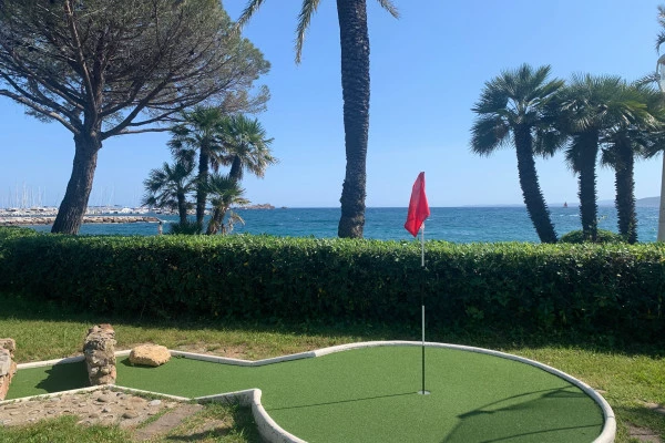 Mini golf in Saint Raphael with sea view - Bonjour Fun